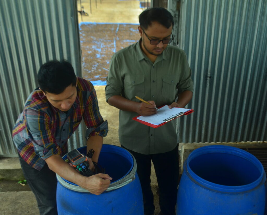 Tim Big menguji air pada proses pencucian