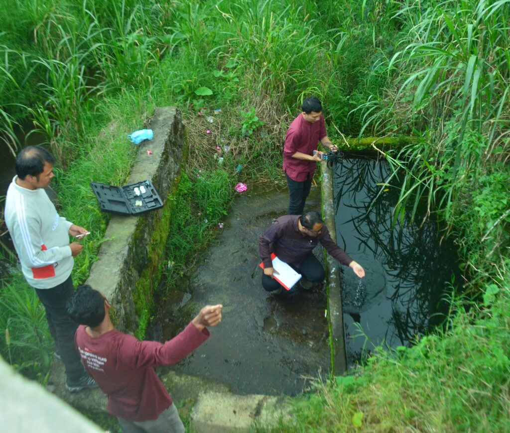 Tim BIG menguji sumber mata air